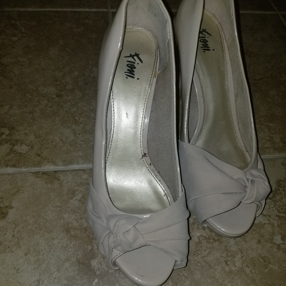 Cream heels - Picture 2 of 3